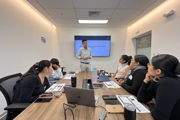 Capacitador comercial presentando a un equipo de ventas