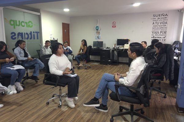 Entrenamiento de un equipo comercial en circulo