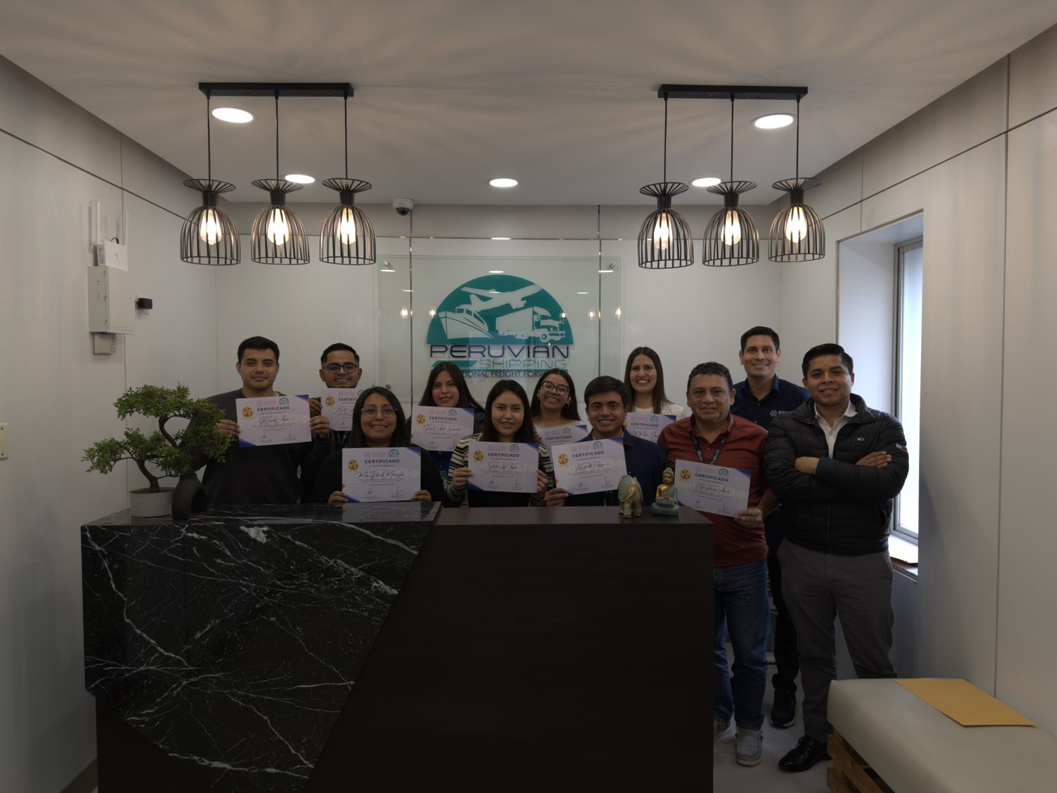 Taller comercial con un equipo de ventas de un operador logístico