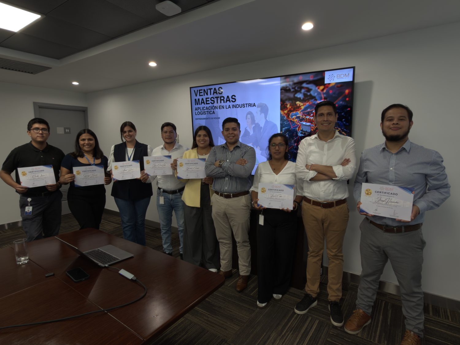 Equipo completo durante una jornada de capacitación comercial