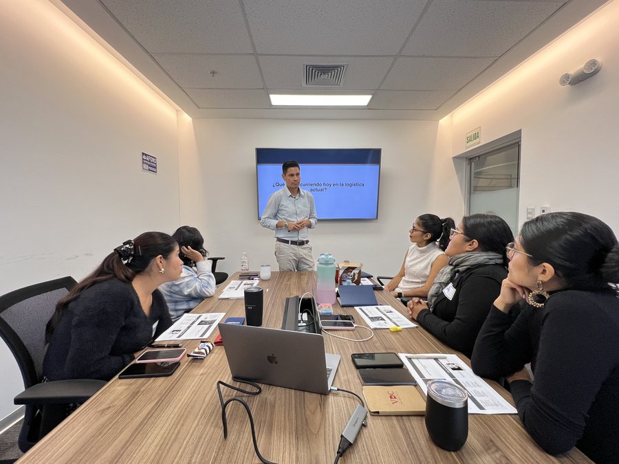 Equipo de consultores de BDM International trabajando con un cliente logístico